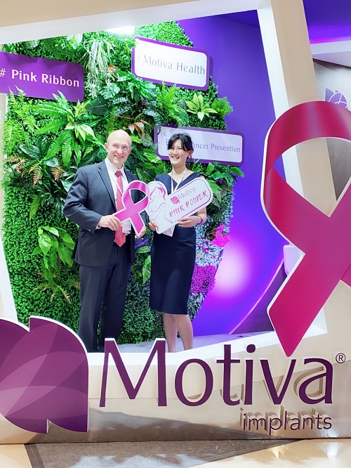 賴雅薇醫師在南韓參與Motiva魔滴隆胸說明會